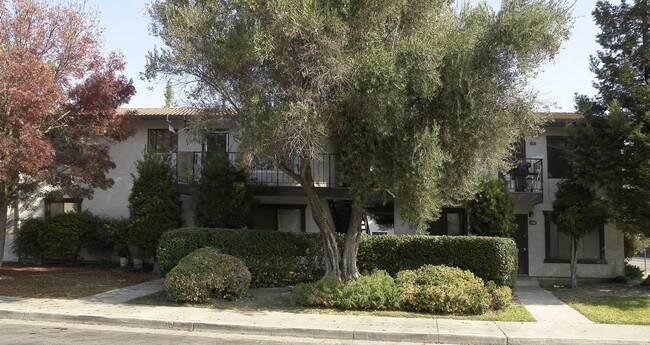 1301 E Bellevue Rd in Atwater, CA - Foto de edificio - Building Photo