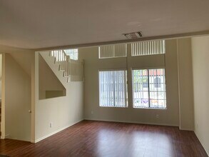 2307 N Cahuenga Blvd in Los Angeles, CA - Foto de edificio - Building Photo