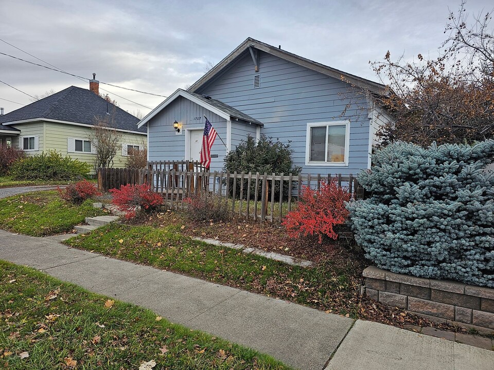 1707 Adams Ave in La Grande, OR - Building Photo