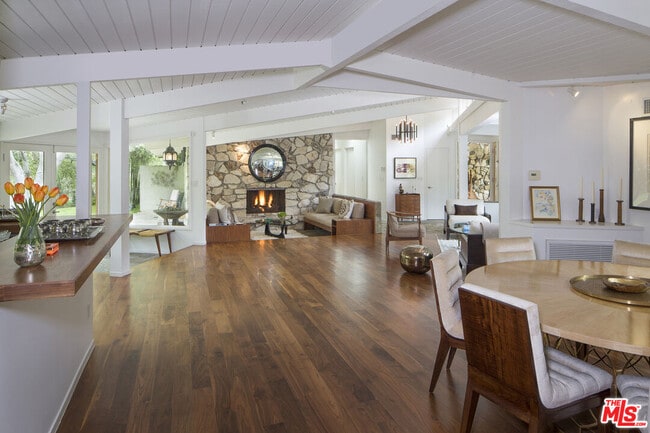 9769 Oak Pass Rd in Beverly Hills, CA - Building Photo - Building Photo