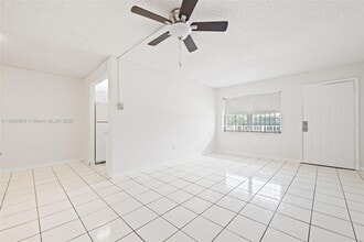 20310 NE 2nd Ave, Unit 24 in Miami Gardens, FL - Building Photo - Building Photo