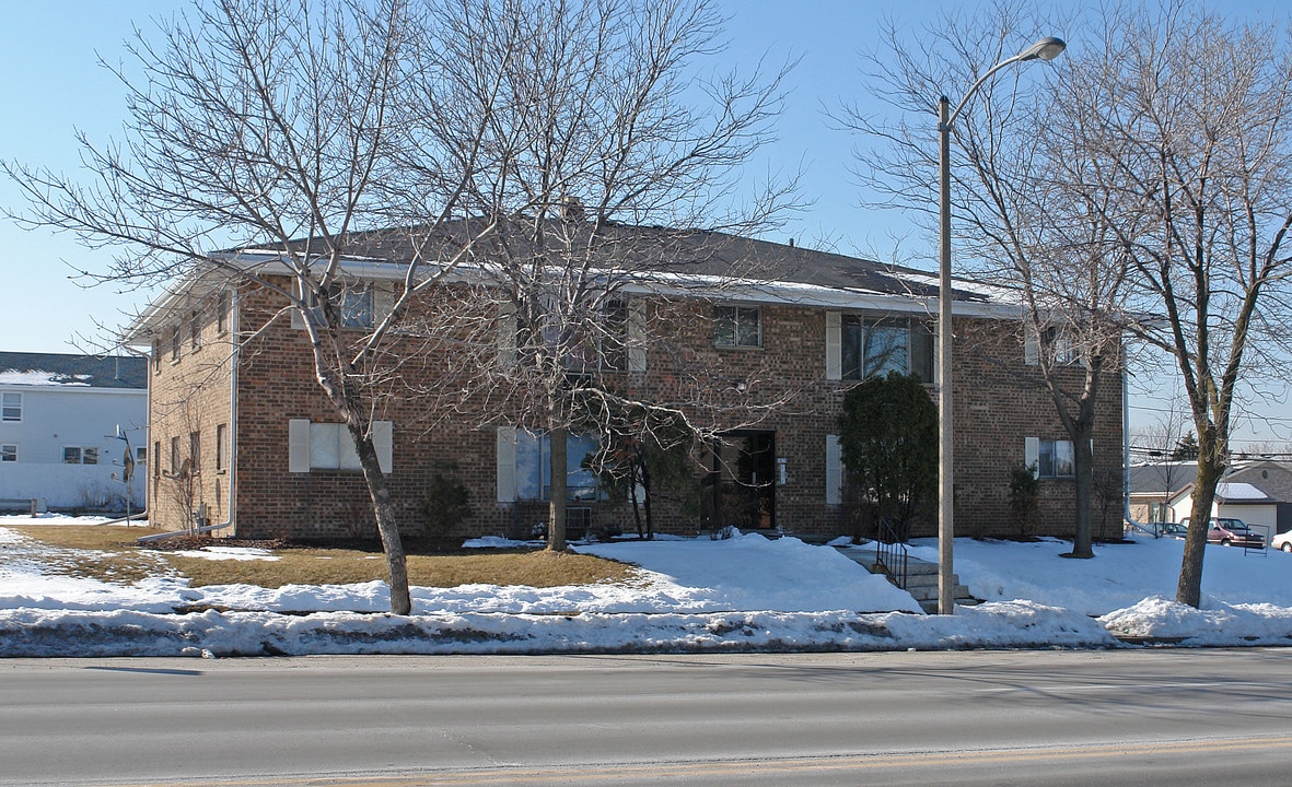 5679 S 13th St in Milwaukee, WI - Foto de edificio