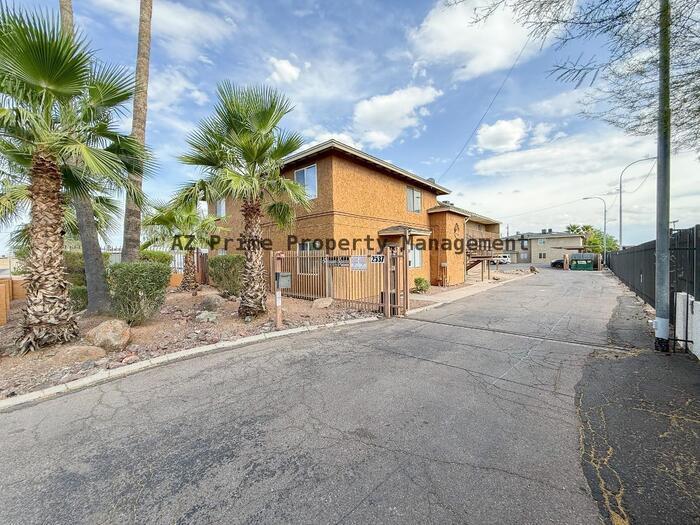 2537 W Georgia Ave in Phoenix, AZ - Building Photo