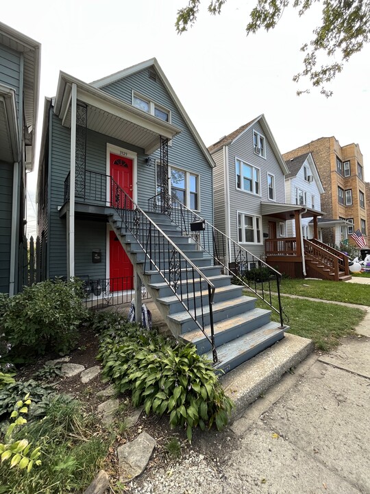 3329 N Karlov Ave, Unit #3 in Chicago, IL - Foto de edificio