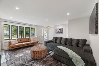 208 W Hartford Dr in Schaumburg, IL - Foto de edificio - Building Photo