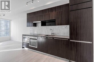 80 Queens Wharf Rd in Toronto, ON - Building Photo - Building Photo