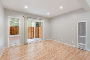 450 Alcatraz Ave in Oakland, CA - Building Photo