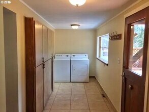 817 E Jewett Blvd in White Salmon, WA - Foto de edificio - Building Photo