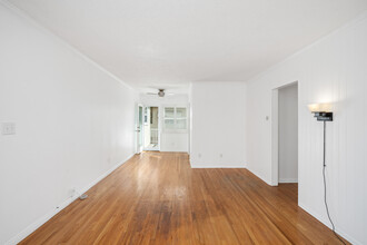 11248 La Maida St in North Hollywood, CA - Foto de edificio - Building Photo