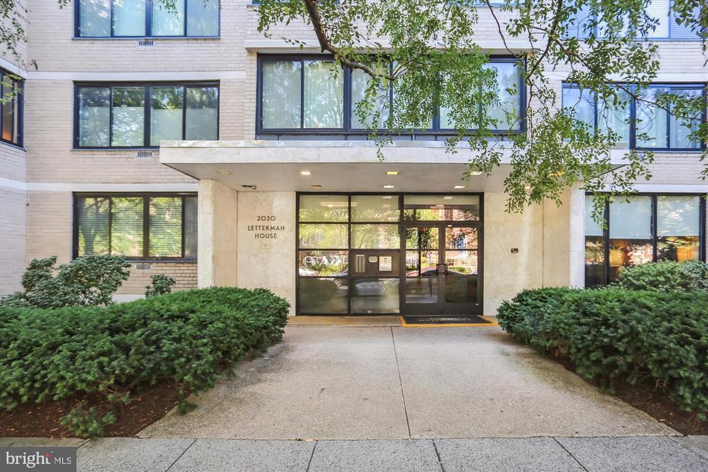2030 F St NW in Washington, DC - Building Photo