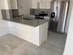 6825 SW 45th Ln in Miami, FL - Building Photo - Building Photo