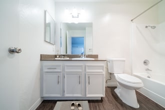 800 E Bobier Dr in Vista, CA - Foto de edificio - Building Photo