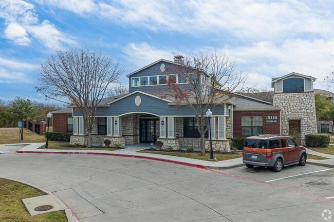 1350 Skyline Rd in Grand Prairie, TX - Building Photo - Building Photo