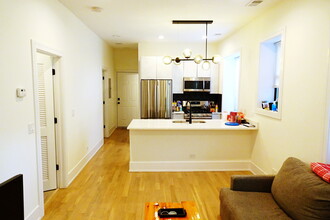 2553 W Hirsch St, Unit 1 in Chicago, IL - Foto de edificio - Building Photo
