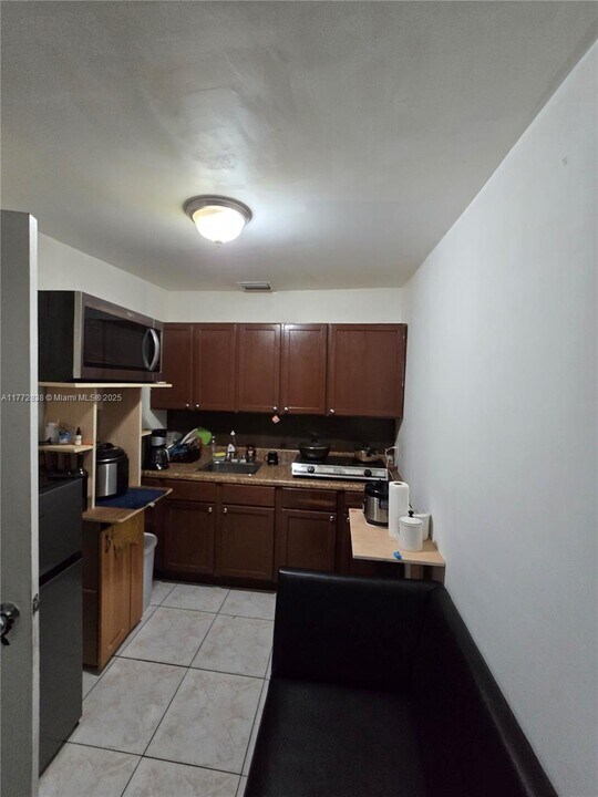 1940 W 63rd St in Hialeah, FL - Building Photo