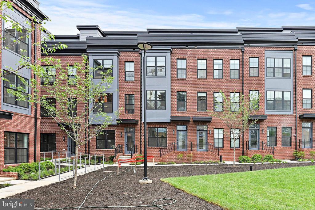 11224 Bunsen St in Reston, VA - Building Photo
