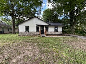 109 E Rogers St in Clinton, MO - Building Photo