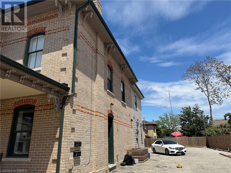167 Brant Ave in Brantford, ON - Building Photo