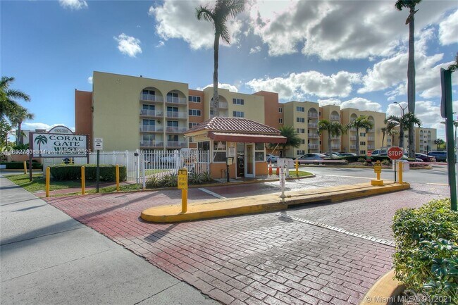 7010 NW 186th St in Hialeah, FL - Building Photo - Building Photo