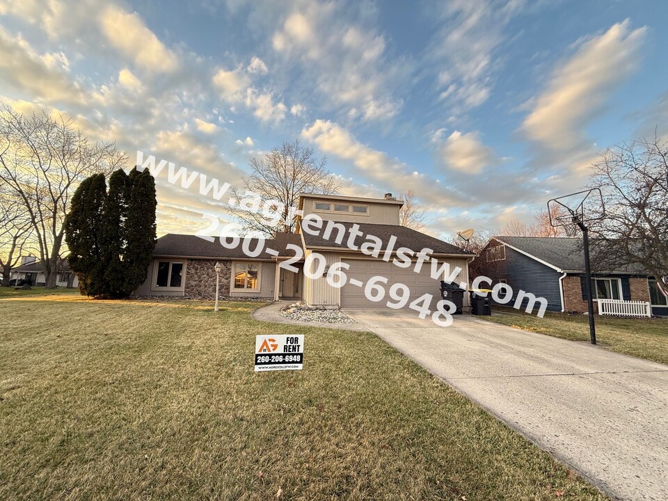 10515 Longwood Dr in Fort Wayne, IN - Building Photo