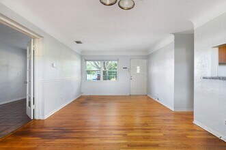 2900 Leslee Lake Dr N in St. Petersburg, FL - Building Photo - Building Photo