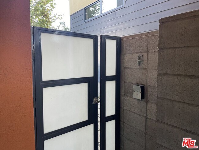800 Hampton Dr-Unit -F in Los Angeles, CA - Building Photo - Building Photo