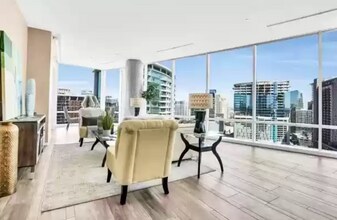 2430 Victory Park Ln, Unit ID105541 in Dallas, TX - Building Photo - Building Photo