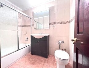 6471 Alderton St, Unit #1 in Rego Park, NY - Foto de edificio - Building Photo