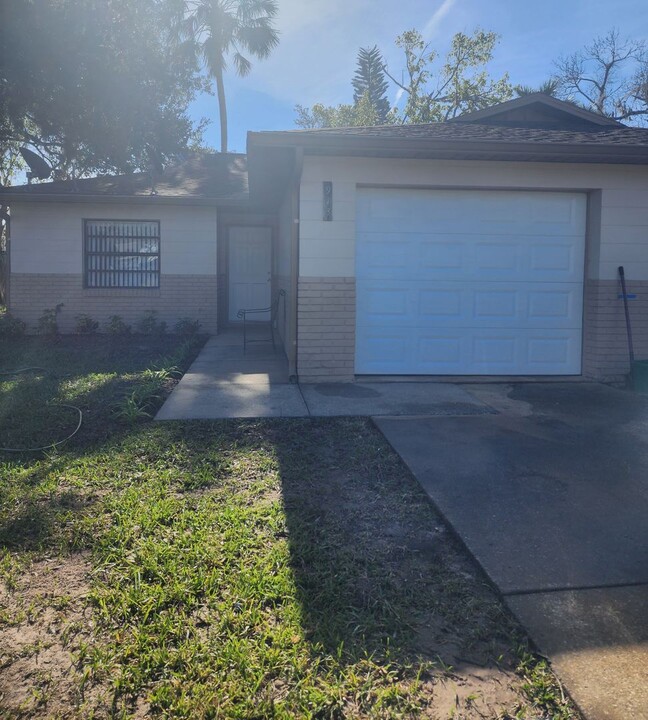 913-915 Boulder Dr in South Daytona, FL - Building Photo