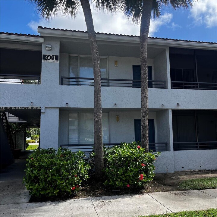 601 Lyons Rd in Coconut Creek, FL - Building Photo
