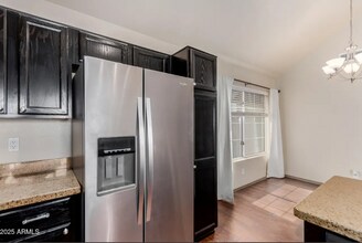 1633 E Lakeside Dr, Unit 106 in Gilbert, AZ - Building Photo - Building Photo