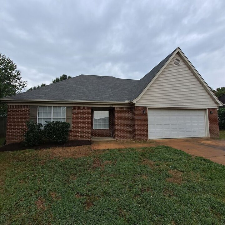 6067 Brooks Cove in Olive Branch, MS - Foto de edificio