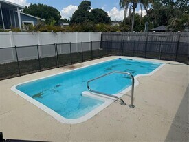 8601 Rue Chateaux Dr in Seminole, FL - Building Photo