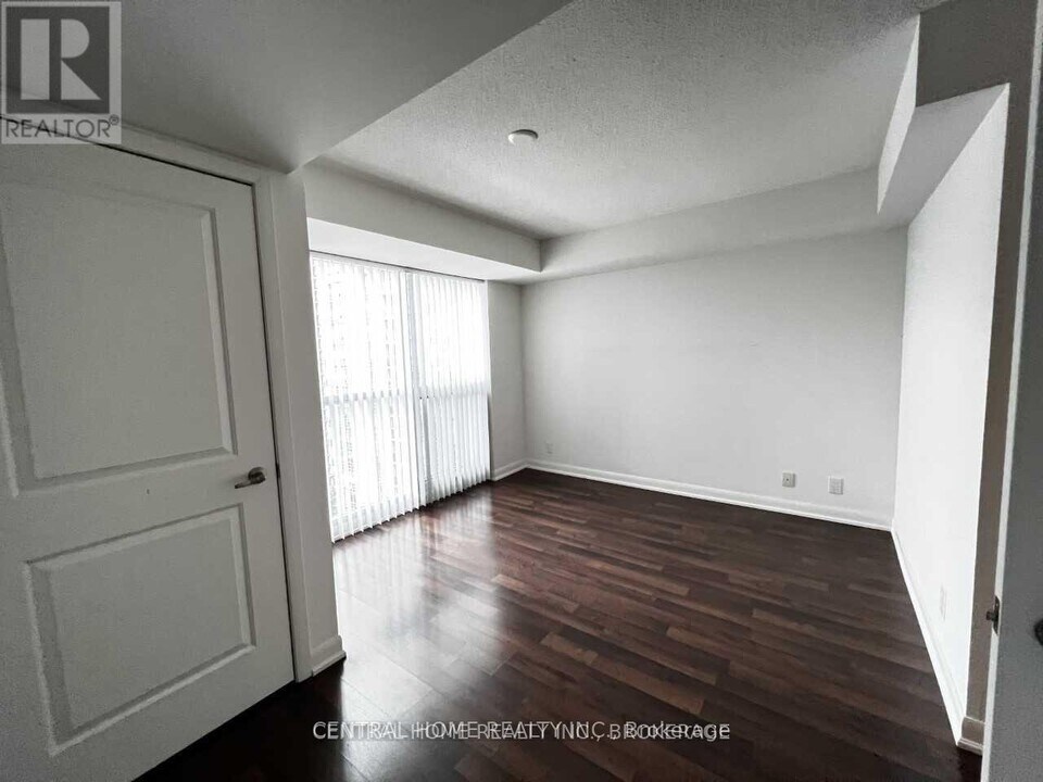 17-1517 Anndale Dr in Toronto, ON - Building Photo