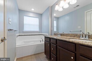 68 Benford Ln in Edgewater Park, NJ - Building Photo