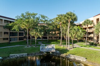 Jacaranda Heights in Fort Lauderdale, FL - Foto de edificio - Building Photo