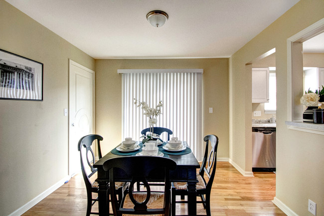 Courtyard Apartments in Overland Park, KS - Building Photo - Interior Photo