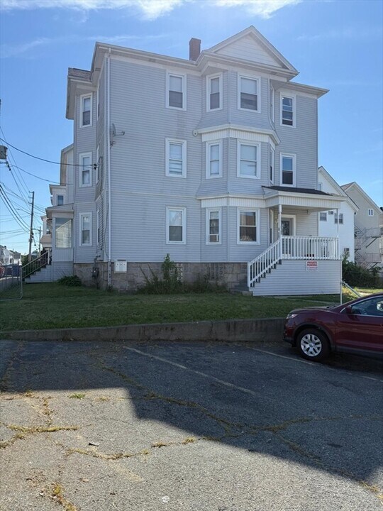 847 Locust St in Fall River, MA - Building Photo