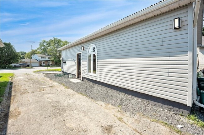 189 Sidney St in Quinte West, ON - Building Photo - Building Photo