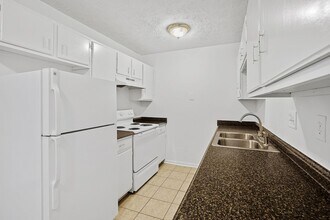 Redwood Manor in Birmingham, AL - Building Photo - Interior Photo