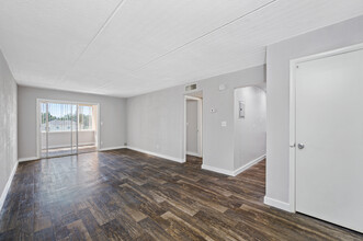 Loft at Third Apartments | Renovated 1 & 2 Bedrooms in St. Petersburg, FL - Foto de edificio - Building Photo