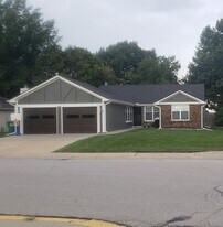 1102 Hampton Dr in Platte City, MO - Building Photo