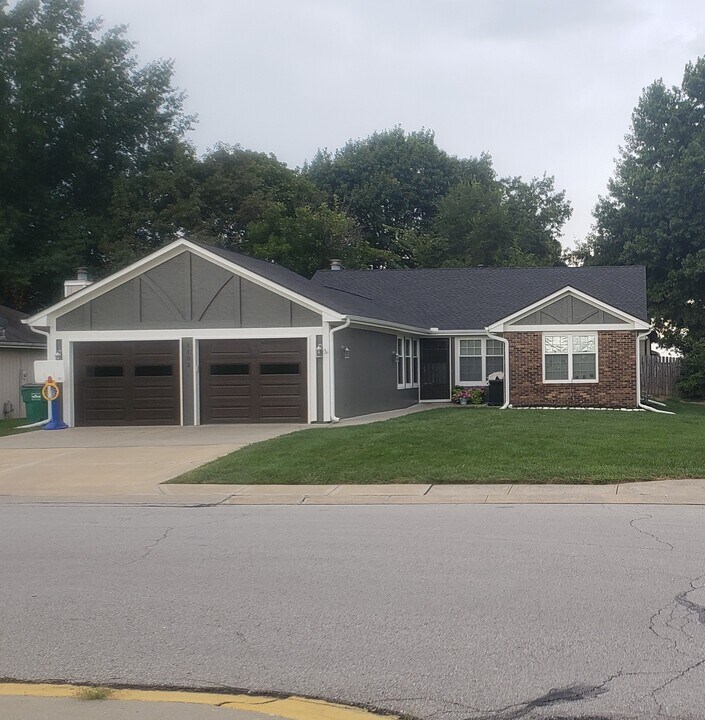 1102 Hampton Dr in Platte City, MO - Foto de edificio