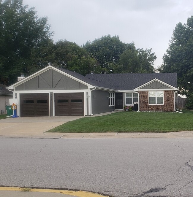 property at 1102 Hampton Dr