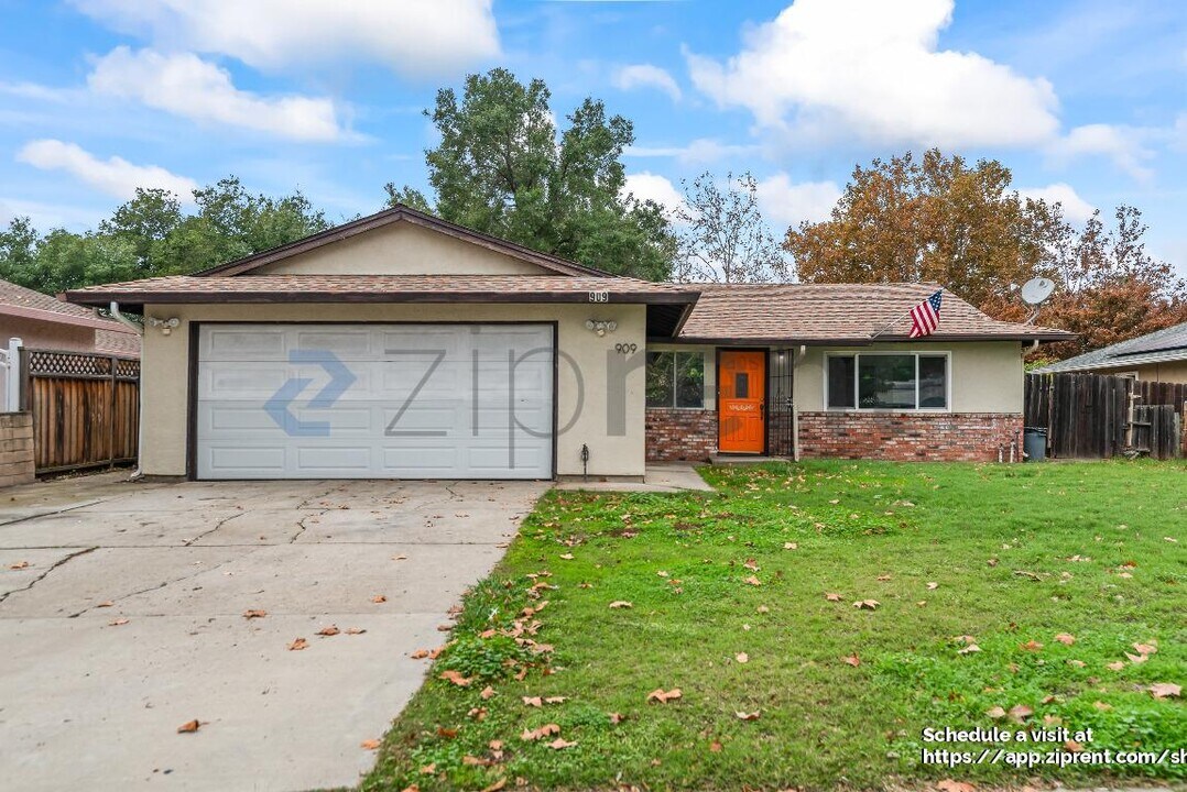 909 N Estates Dr in Brentwood, CA - Building Photo