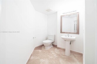 3330 NE 190th St, Unit LPH14 in Miami, FL - Building Photo - Building Photo