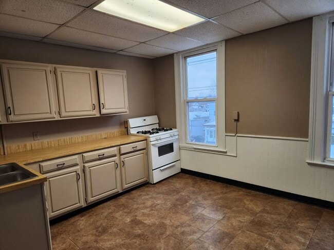96 W Oneida St in Oswego, NY - Building Photo - Building Photo