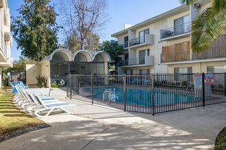 Park Manor Apartments in Van Nuys, CA - Foto de edificio - Building Photo