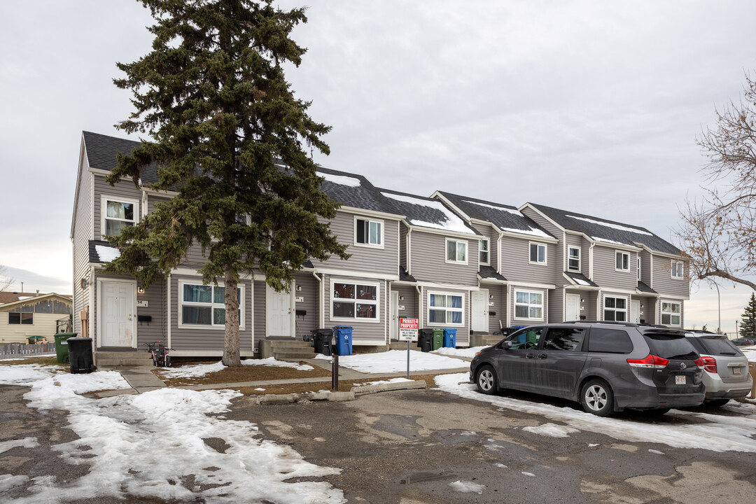 42 Radcliffe Crt SE in Calgary, AB - Building Photo