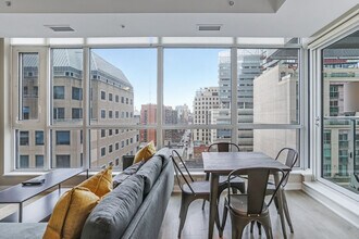 25 Nelson St in Toronto, ON - Building Photo - Building Photo